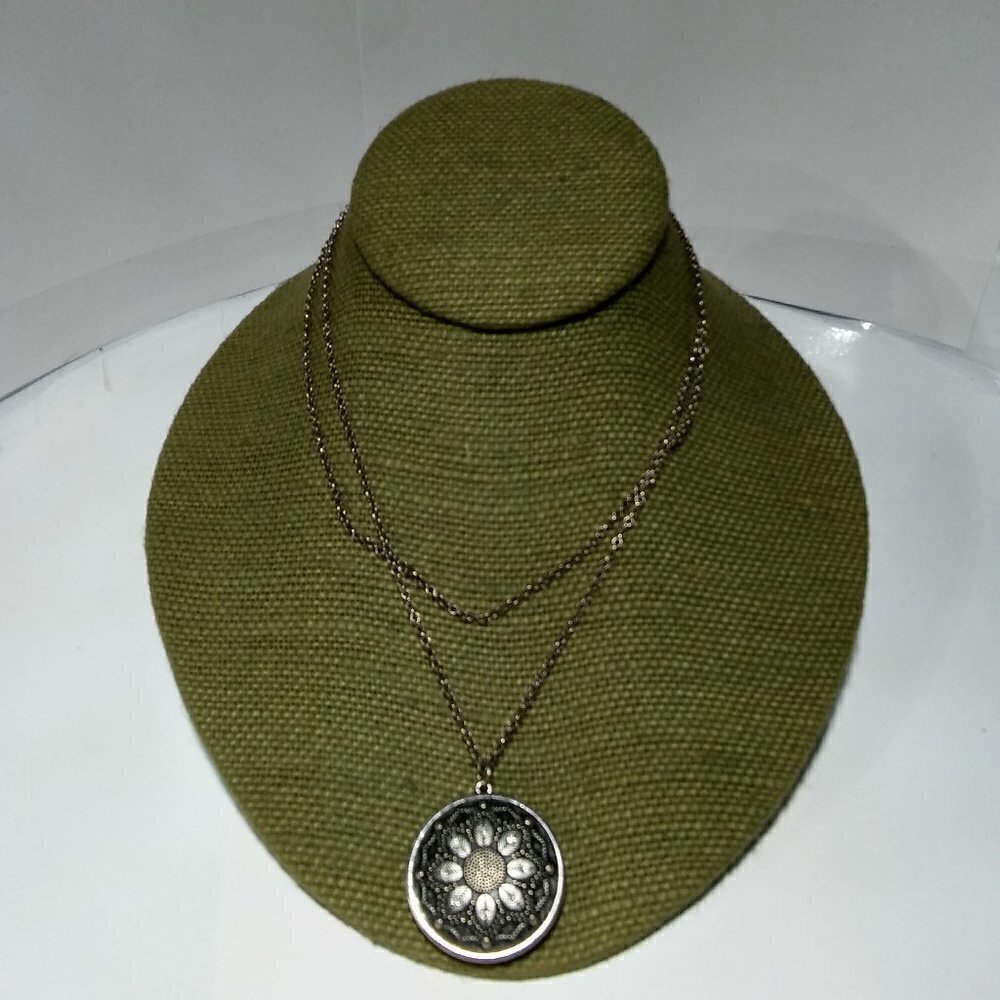 Women`s silver tone marked "aeo" necklace.